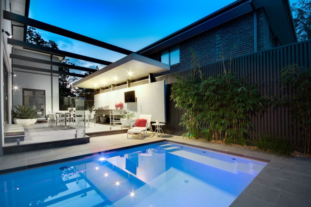 Compass-Pools-Sydney_Central-Coast_West-Coast_Fibreglass-plunge-pool-in-small-backyard